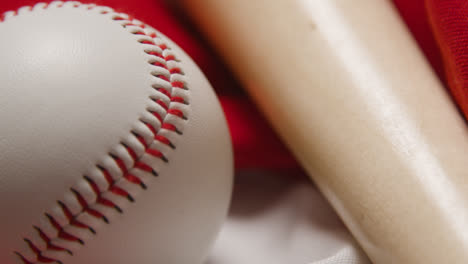 Nahaufnahme-Eines-Baseball-Stilllebens-Mit-Schläger-Und-Ball-Auf-Amerikanischer-Flagge-3